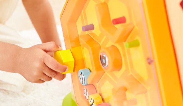 Hape Outil de maître en bois pour enfant et jouet d'établi, ensemble de  construction de jeux de simulation, enfants 3 ans et plus 